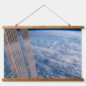 雲に覆われたタスマンとサンゴの海。 吊り下げ型タペストリー (正面)