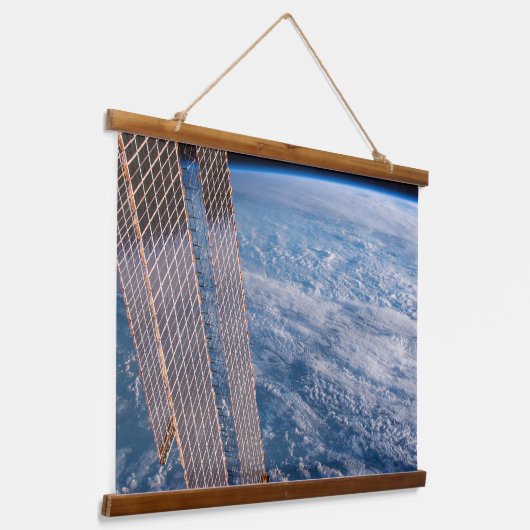 雲に覆われたタスマンとサンゴの海。 吊り下げ型タペストリー (傾斜あり)