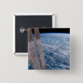 雲に覆われたタスマンとサンゴの海。 缶バッジ (正面&裏面)