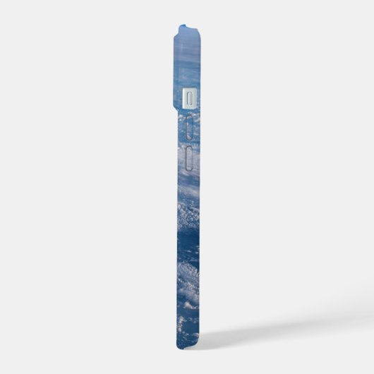 雲に覆われたタスマンとサンゴの海。 iPhone 15ケース (左側面)