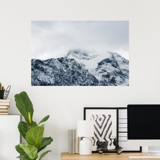 雲に覆われた息をのむような雪山 ポスター (ホームオフィス)