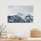 雲に覆われた息をのむような雪山 ポスター (キッチン)