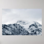 雲に覆われた息をのむような雪山 ポスター (正面)