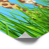 雲に覆われた草の中のキリン ポスター (角)