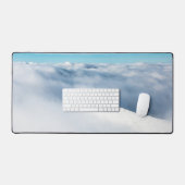 雲に覆われた雪包まれたの多い冬山 デスクマット (キーボード&マウス)
