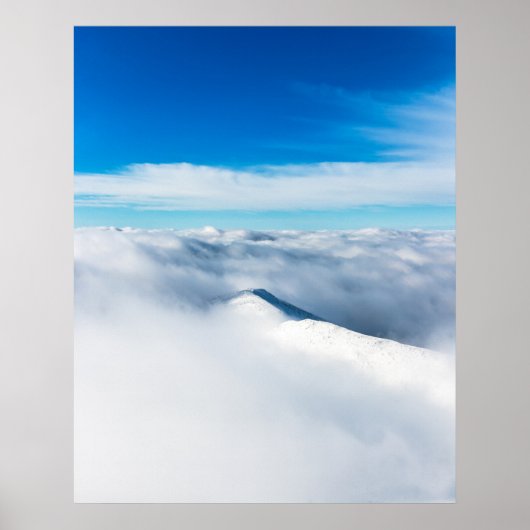 雲に覆われた雪包まれたの多い冬山 ポスター (正面)
