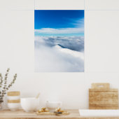 雲に覆われた雪包まれたの多い冬山 ポスター (キッチン)