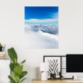 雲に覆われた雪包まれたの多い冬山 ポスター (ホームオフィス)