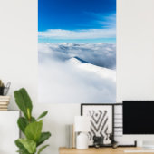 雲に覆われた雪包まれたの多い冬山 ポスター (ホームオフィス)