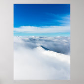 雲に覆われた雪包まれたの多い冬山 ポスター (正面)