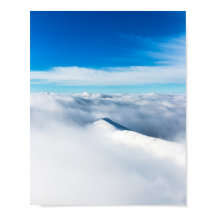 雲に覆われた雪包まれたの多い冬山