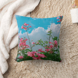 雲のある青空の下のピンクの花 – 自然 クッション