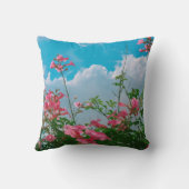 雲のある青空の下のピンクの花 – 自然 クッション (裏面)