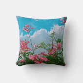雲のある青空の下のピンクの花 – 自然 クッション (正面)