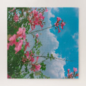 雲のある青空の下のピンクの花 – 自然 ジグソーパズル (横)