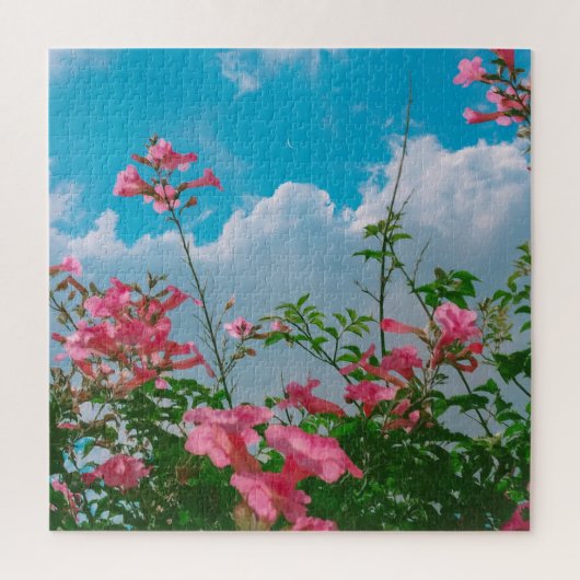 雲のある青空の下のピンクの花 – 自然 ジグソーパズル (縦)