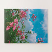 雲のある青空の下のピンクの花 – 自然 ジグソーパズル (横)