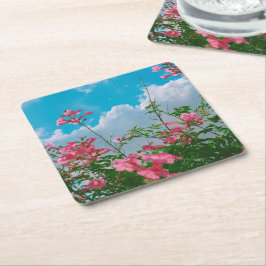 雲のある青空の下のピンクの花 – 自然 スクエアペーパーコースター