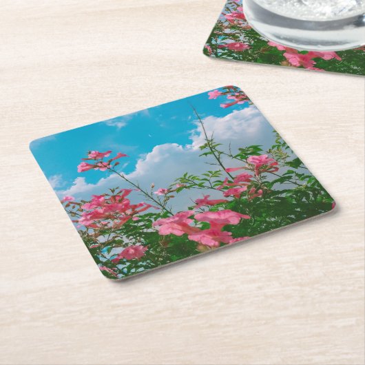 雲のある青空の下のピンクの花 – 自然 スクエアペーパーコースター (アングル)