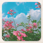 雲のある青空の下のピンクの花 – 自然 スクエアペーパーコースター (正面)