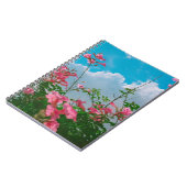 雲のある青空の下のピンクの花 – 自然 ノートブック (左側)