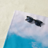 雲のある青空の下のピンクの花 – 自然 ビーチタオル (インサイチュ)