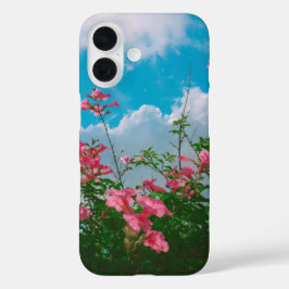雲のある青空の下のピンクの花 – 自然 iPhone 16ケース