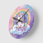 雲の上にいる虹色のユニコーンの編集可能な名前クロック ラウンド壁時計 (傾斜)