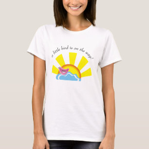 雲の上に太陽と小さな鳥ベビーシャワー Tシャツ
