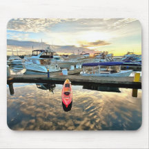 雲の上に浮かぶカヤックと夕焼けの反射