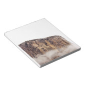 雲の上に立つ切り立った崖 ノートパッド (アングル)