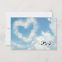 雲の上のハート、青い空のロマンチックな愛