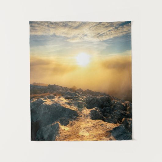 雲の上の素晴らしい夕日と日の岩に照らされた岩 タペストリー (正面)
