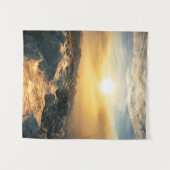 雲の上の素晴らしい夕日と日の岩に照らされた岩 タペストリー (正面(横))