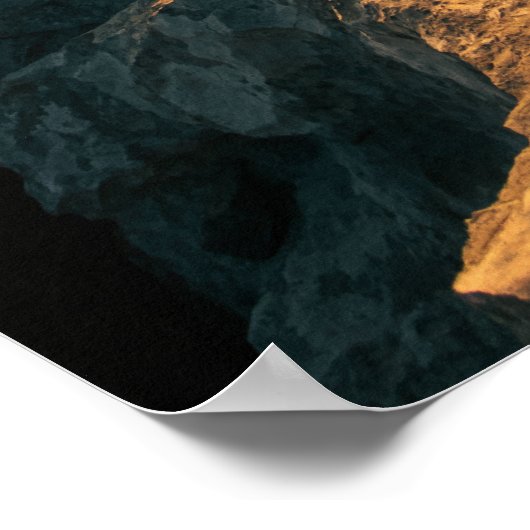 雲の上の素晴らしい夕日と日の岩に照らされた岩 ポスター (角)