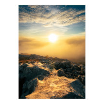 雲の上の素晴らしい夕日と日の岩に照らされた岩