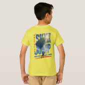 雲の上の自由を感じるスカイダイビング | キッズ Tシャツ (裏面フル)