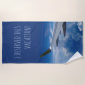 雲の上の飛行機（カスタマイズ可能） ビーチタオル (正面)