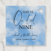 雲の上の9 9 カリグラフィー ブルー ブライダルシャワー フェイバータグ (裏面)