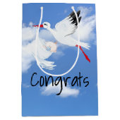 雲の中のコウノトリと男の赤ちゃん ミディアムペーパーバッグ (正面)