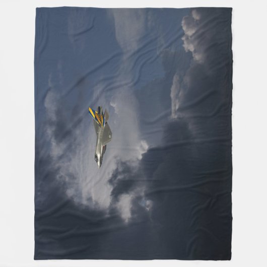 雲の中のジェット戦闘機 フリースブランケット (正面)