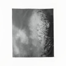 雲の中の白黒の山