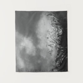 雲の中の白黒の山 タペストリー