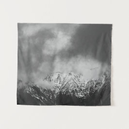雲の中の白黒の山 タペストリー