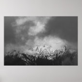 雲の中の白黒の山 ポスター (正面)