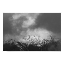 雲の中の白黒の山