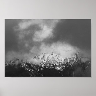 雲の中の白黒の山 ポスター