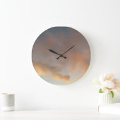 雲の中を散歩すると、青い空にピンク色の雲が立ち並び、 ラージ壁時計 (ホーム)