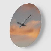 雲の中を歩くと、青い空にピンク色の雲。 ラージ壁時計 (傾斜)