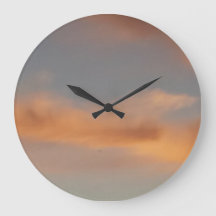 雲の中を歩くと、青い空にピンク色の雲。